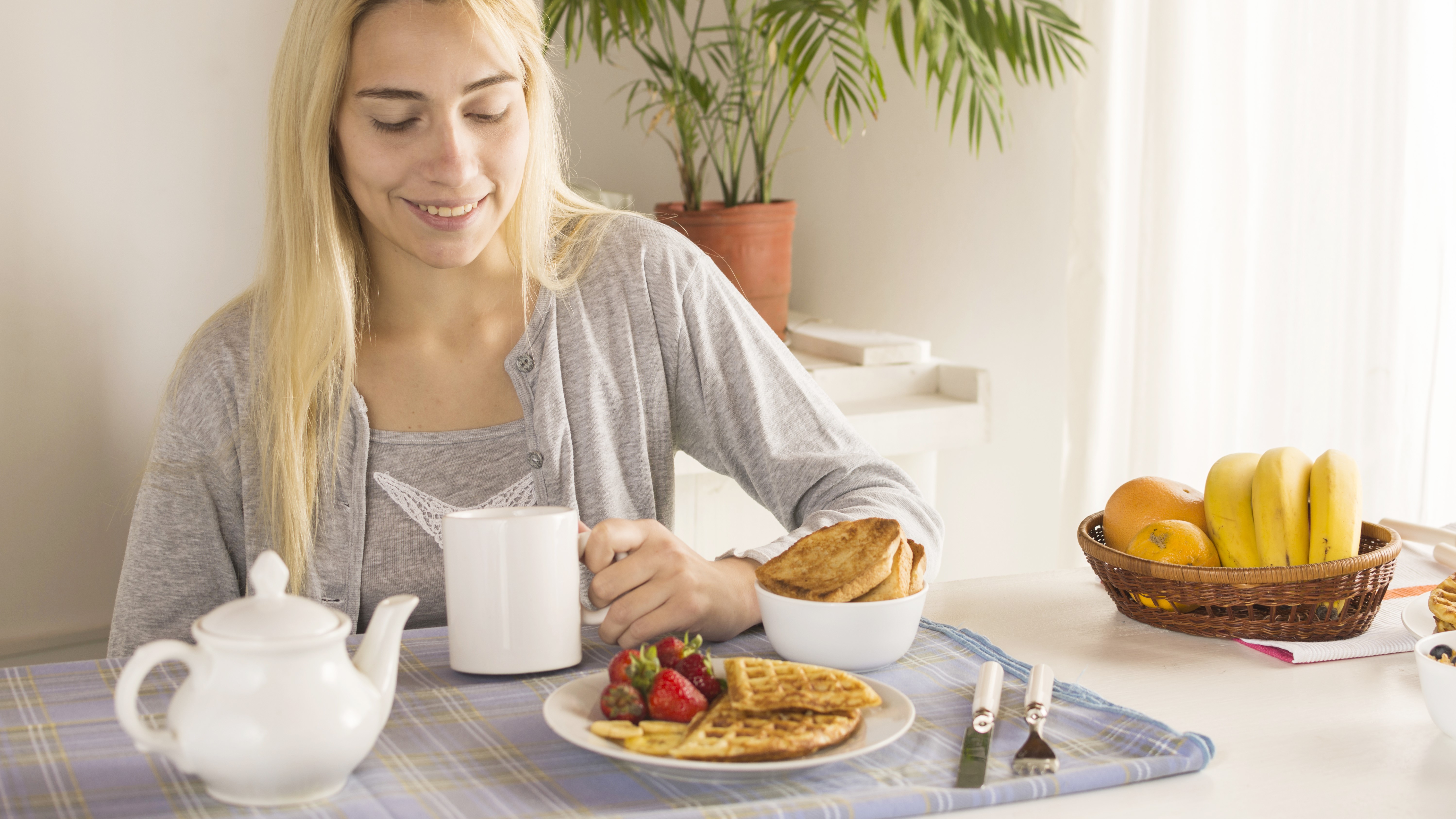 Женщина завтракает полезными продуктами