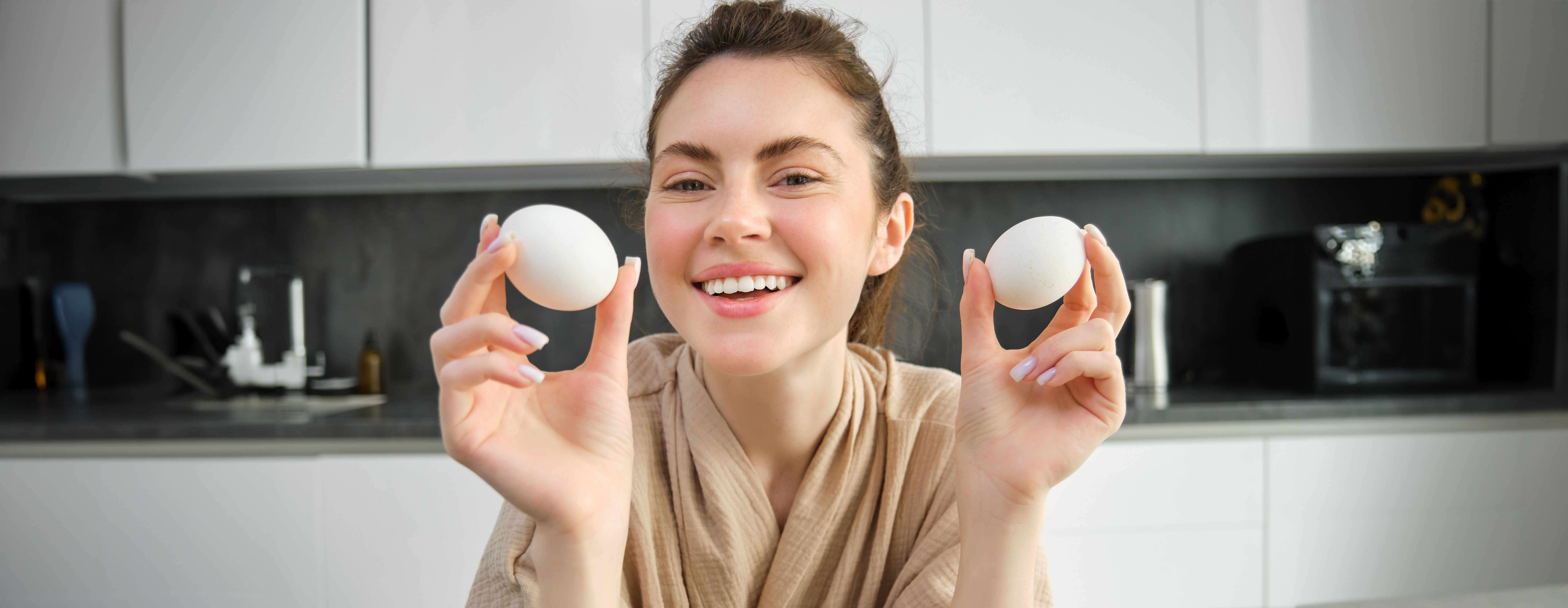 Девушка держит в руках два яичка