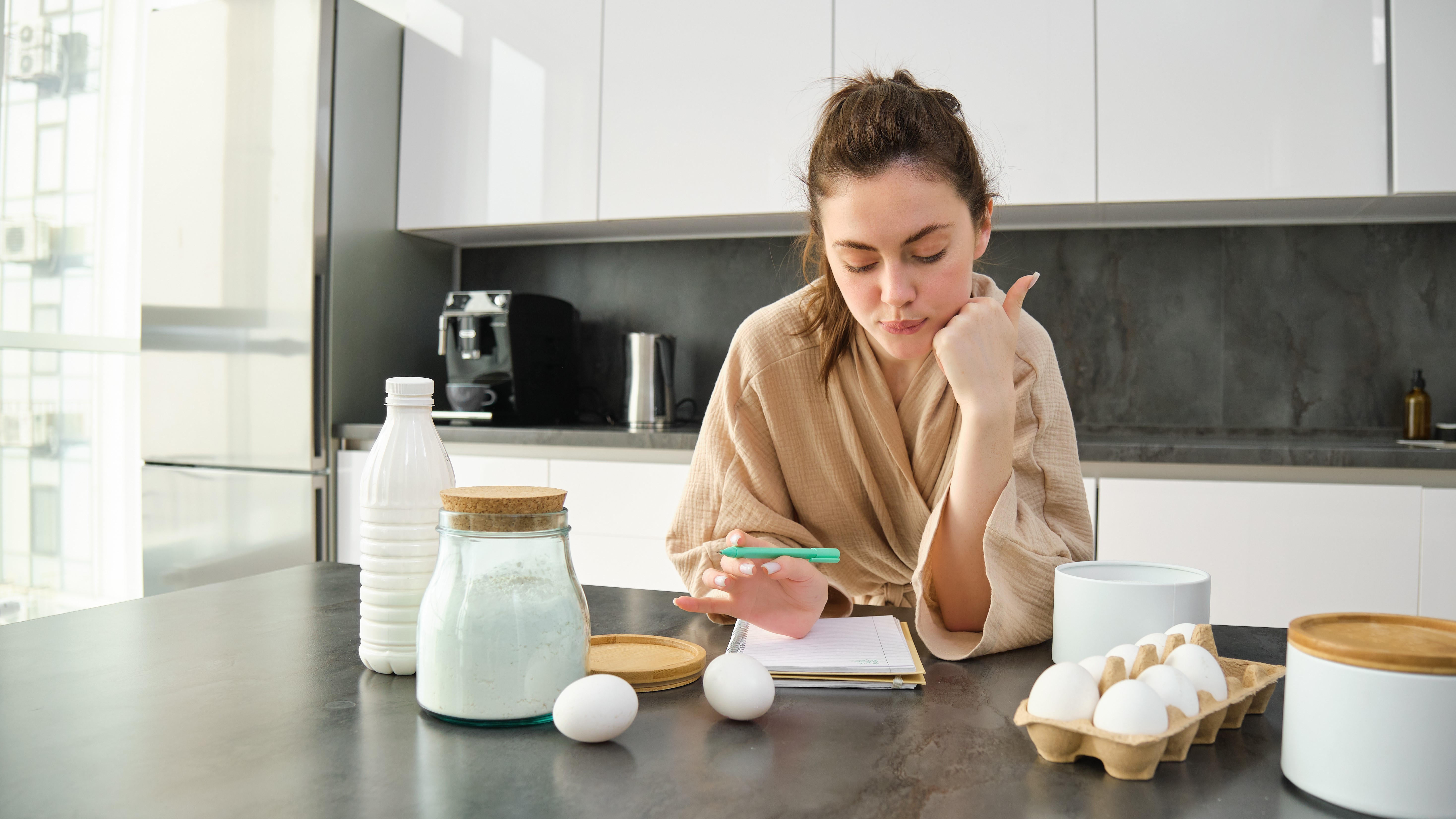 Девушка готовиться к яичной диете