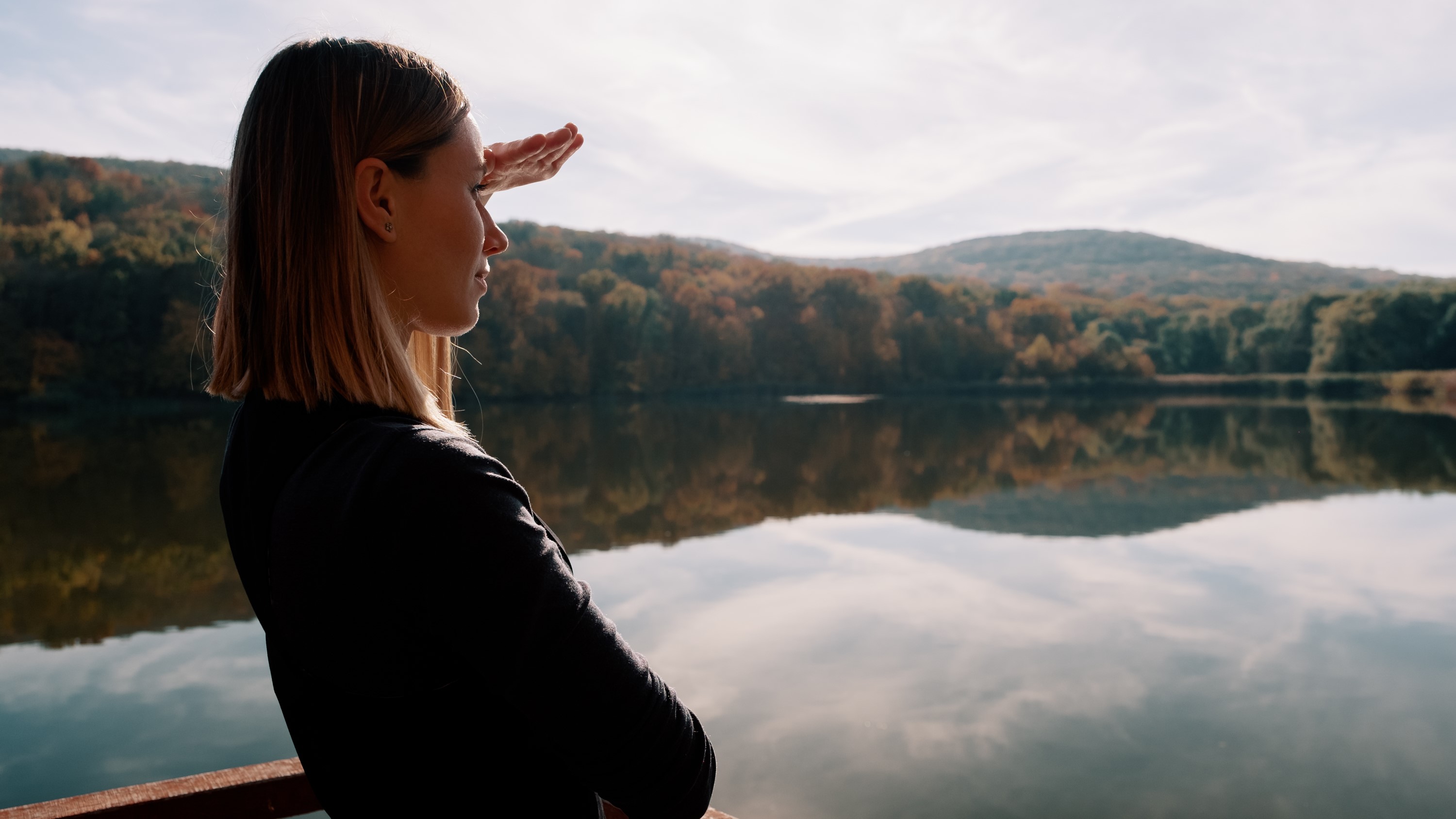 Девушка вдохновляется природой возле воды