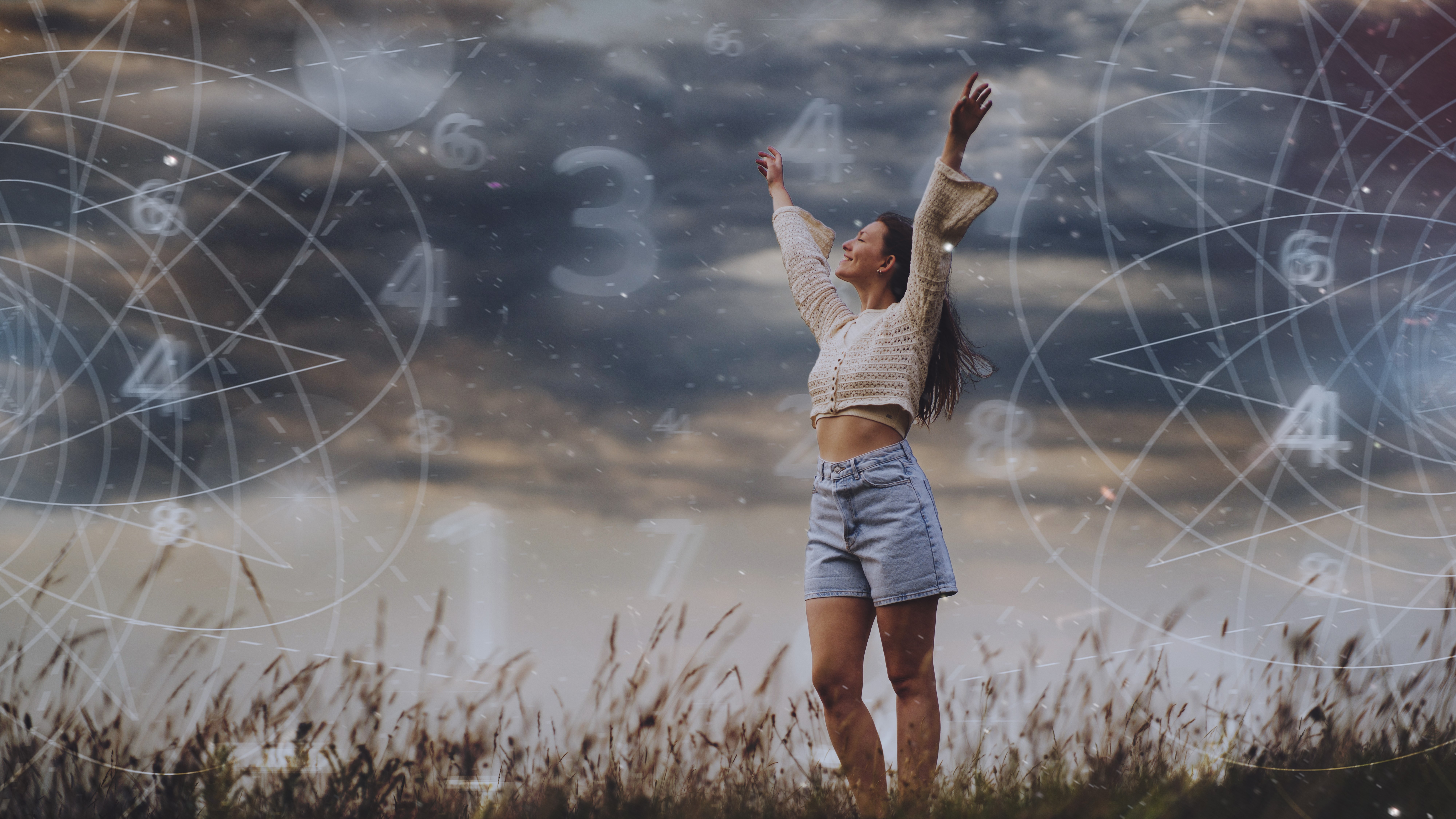 Счастливая девушка размахивает руками от счастья