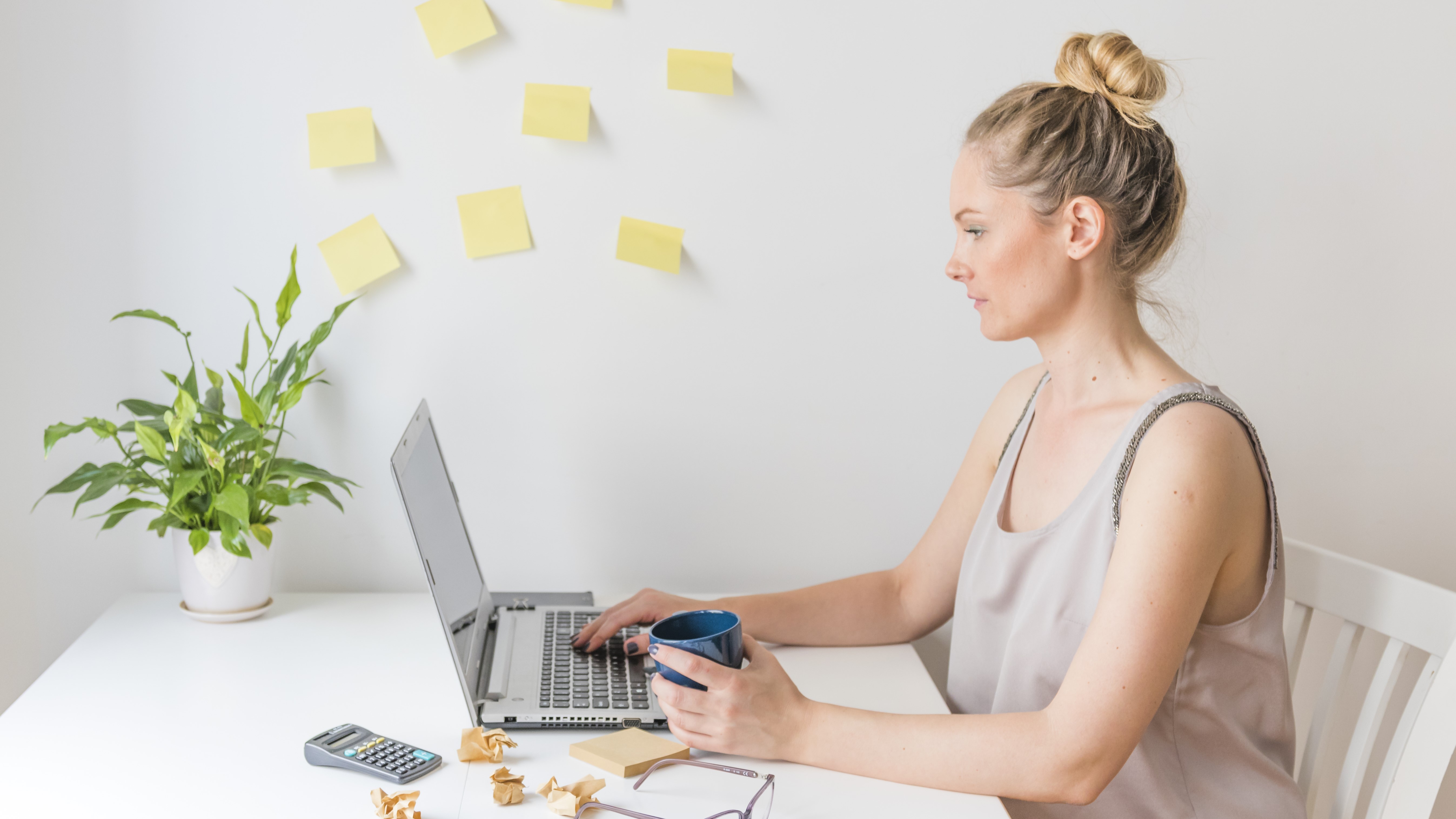 Уверенная в себе женщина работает за ноутбуком