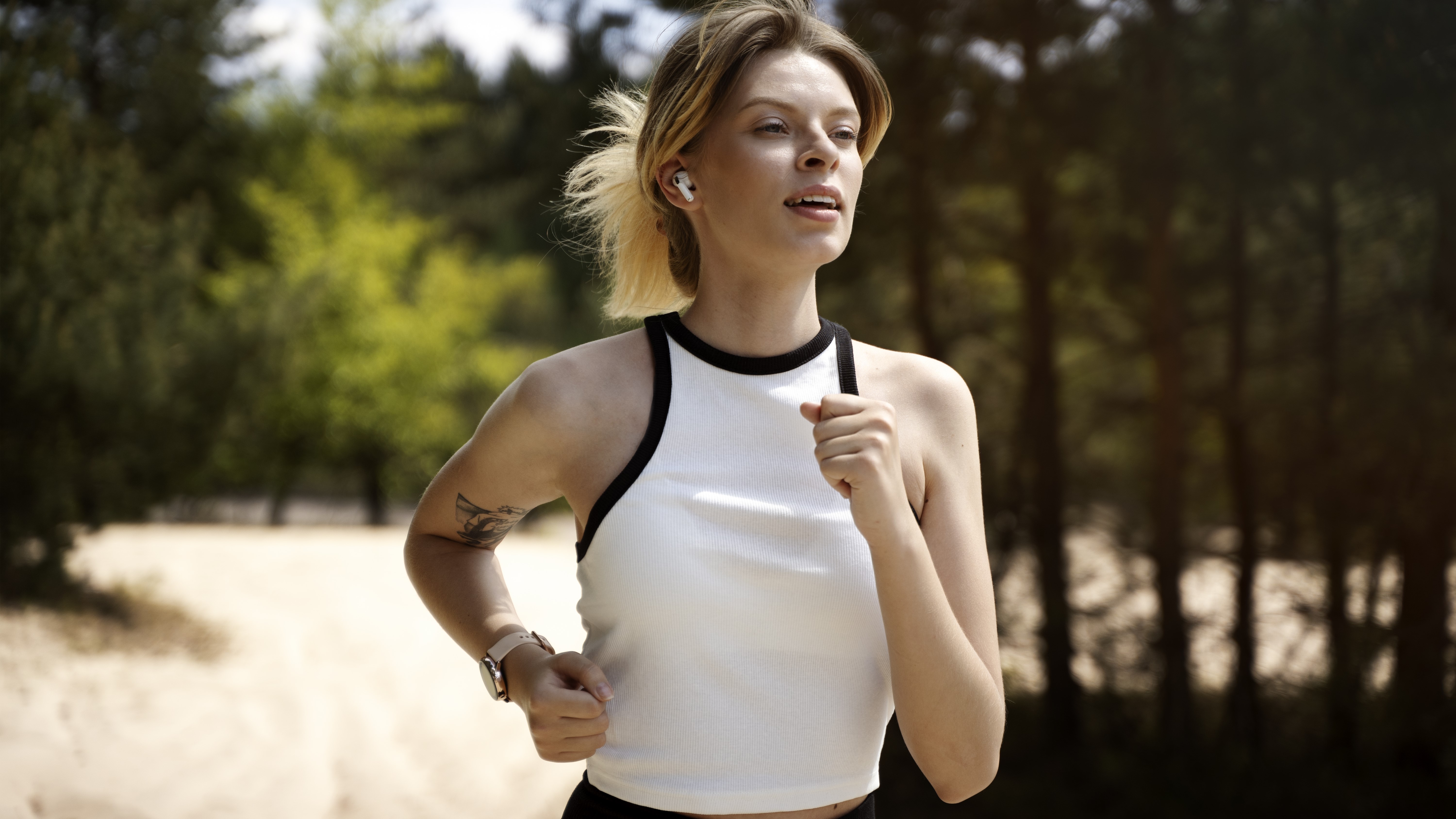 Женщина среднего возраста на пробежке в парке