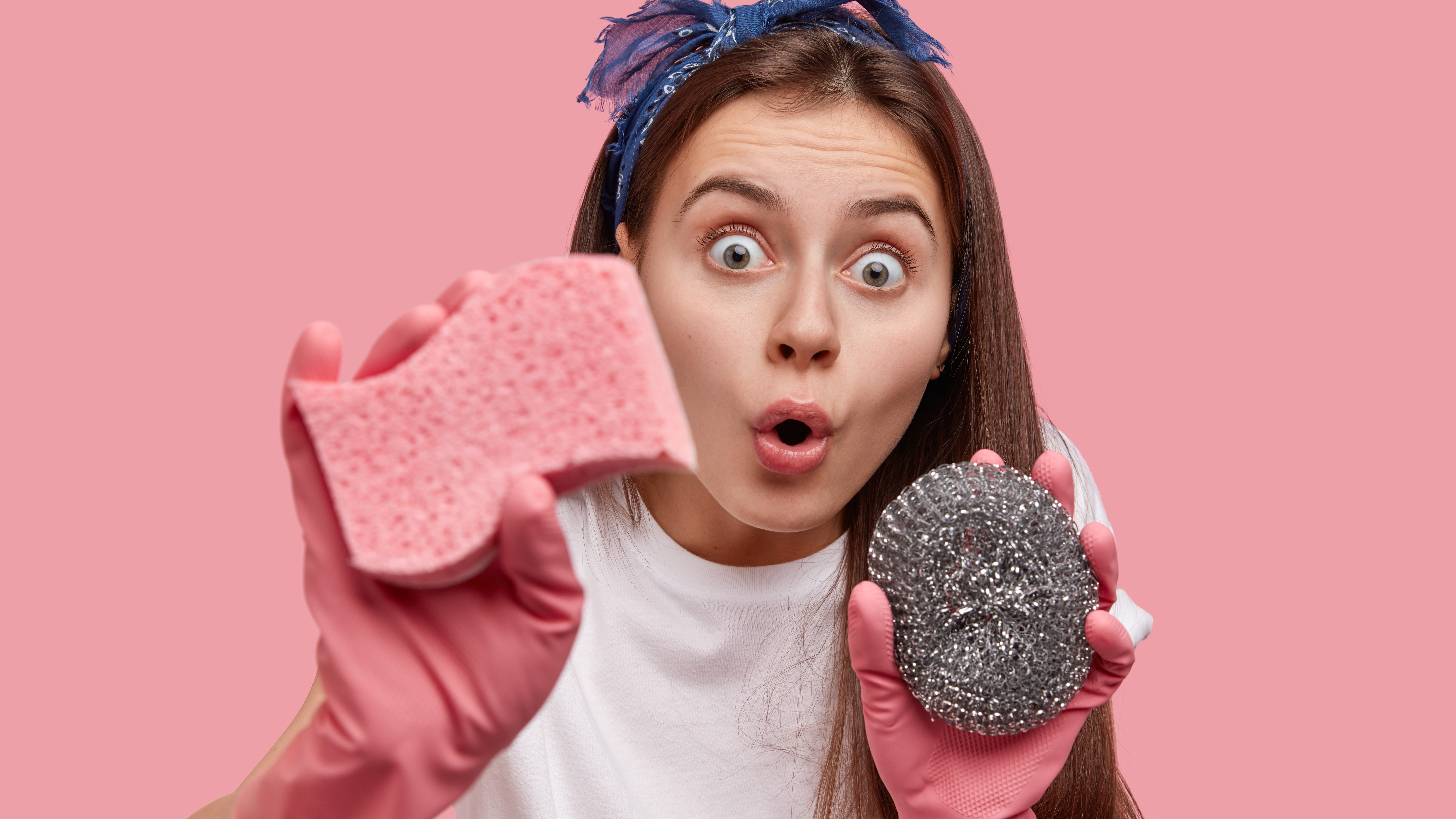 У изумленной брюнетки с инструментами для чистки вылезли глаза