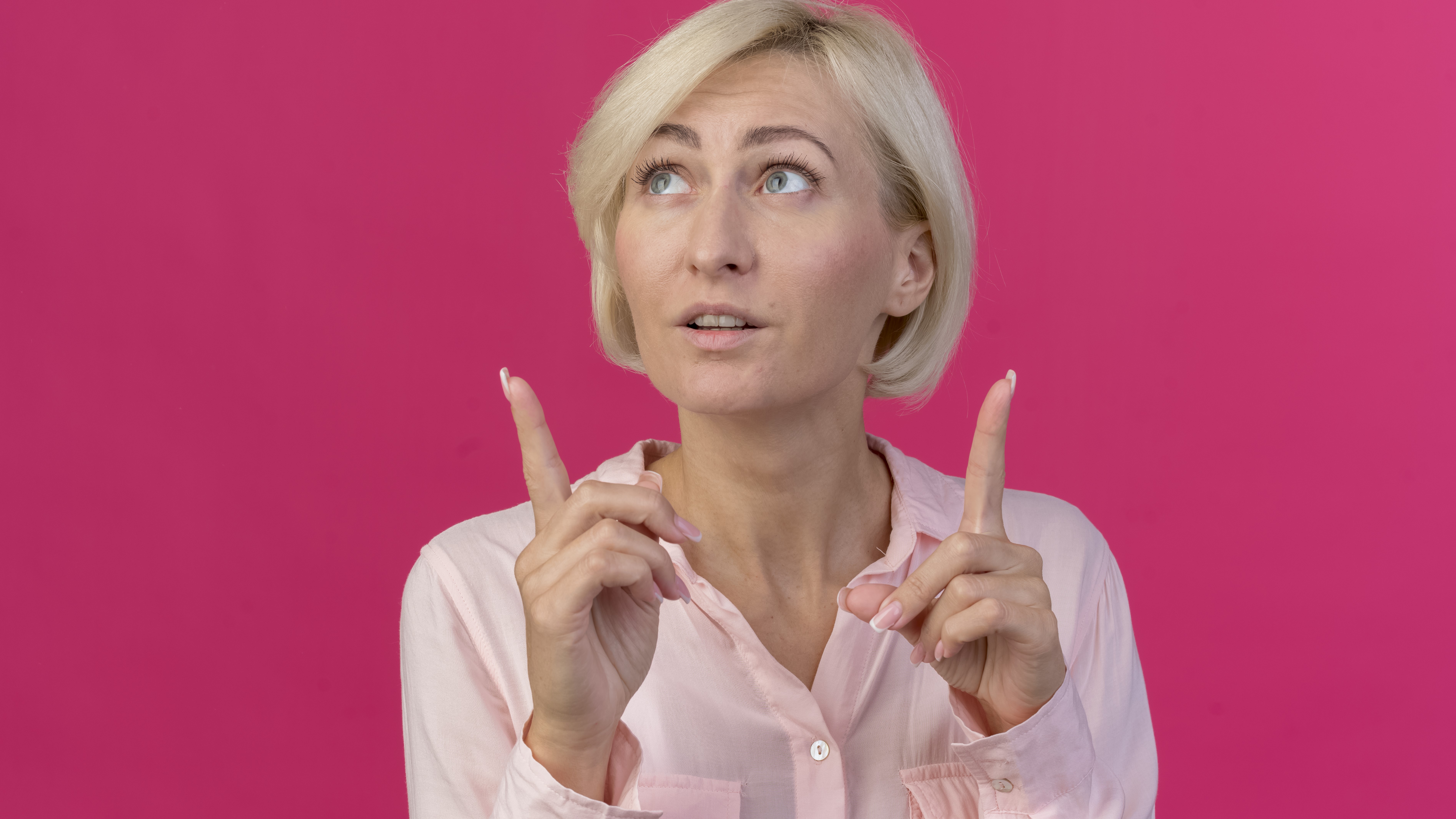 Удивлённая женщина думает о своём возрасте