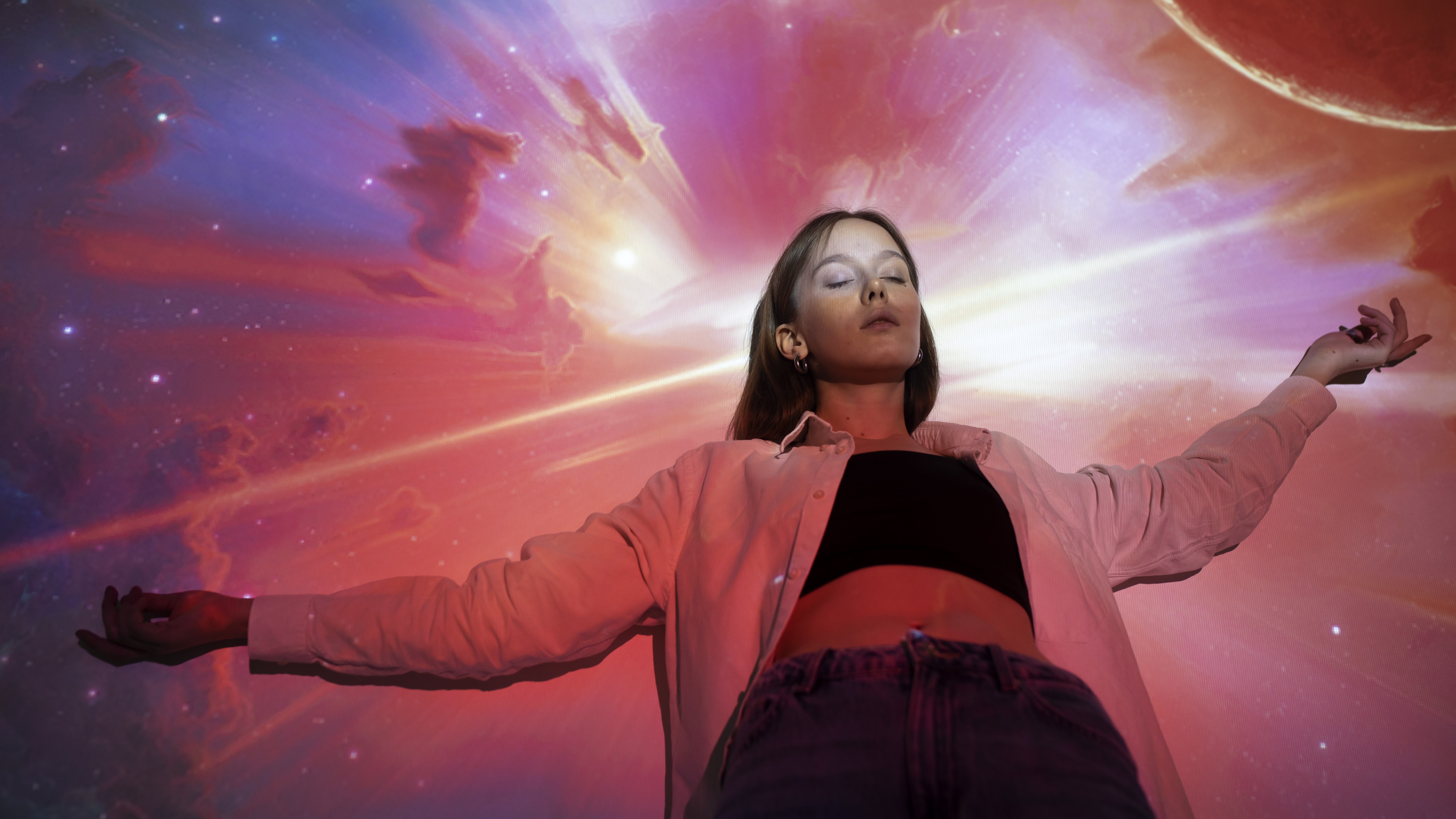 Женщина зажигается своей энергией