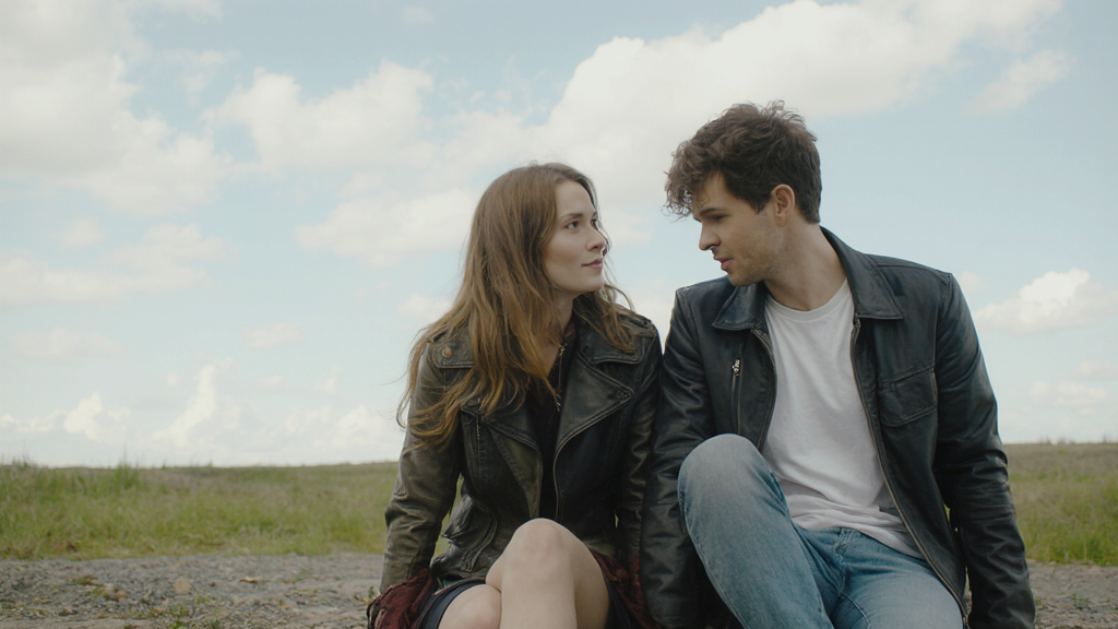 Женщина средних лет сидит со своим другом